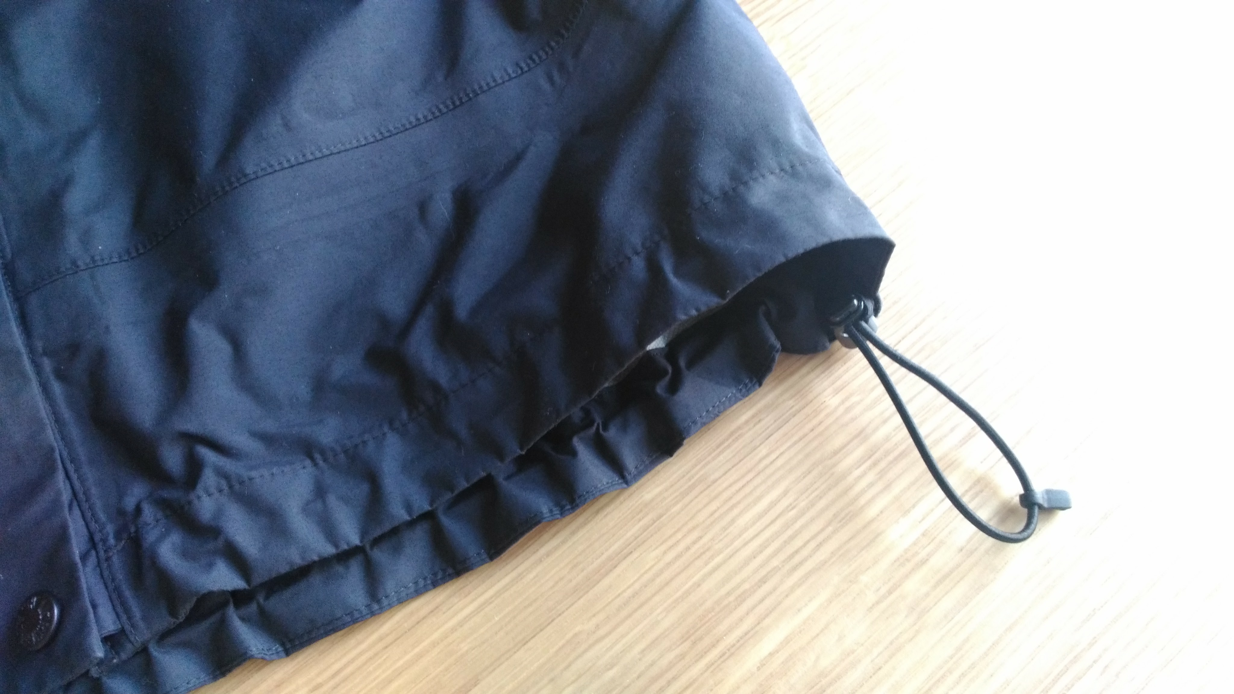ノースフェイスドットショットジャケットの腰についているゴム