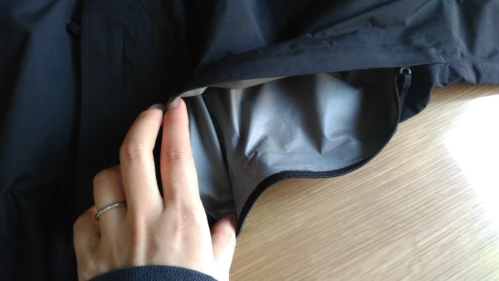 ノースフェイスドットショットジャケットは脇の部分のチャックがあけることができて蒸れ知らず