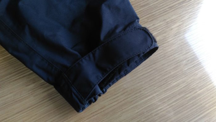 マジックテープをつけたノースフェイスのドットショットジャケットの袖口
