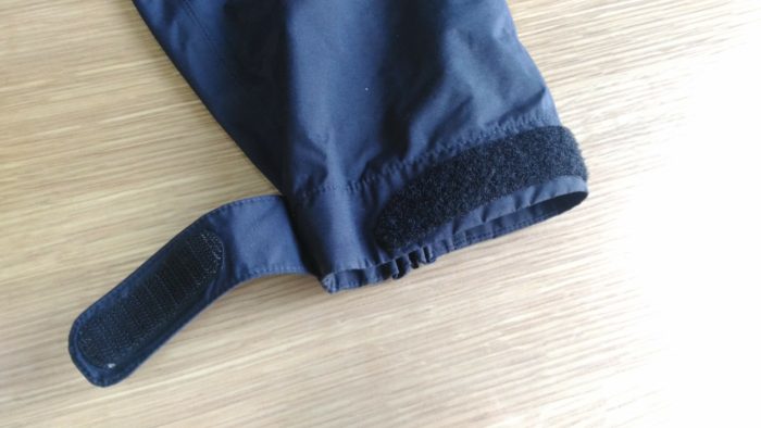 袖口のマジックテープをはがした状態のノースフェイスドットショットジャケット