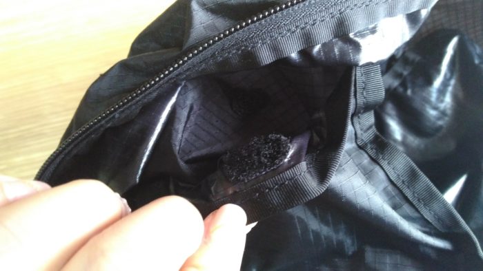 モンベルのリュックポケッタブルライトバック13についているさりげない内側ポケットのマジックテープ