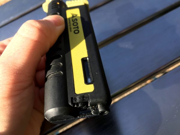 SOTOのガストーチはガスボンベからガスを注入してくりかえし使えるタイプ