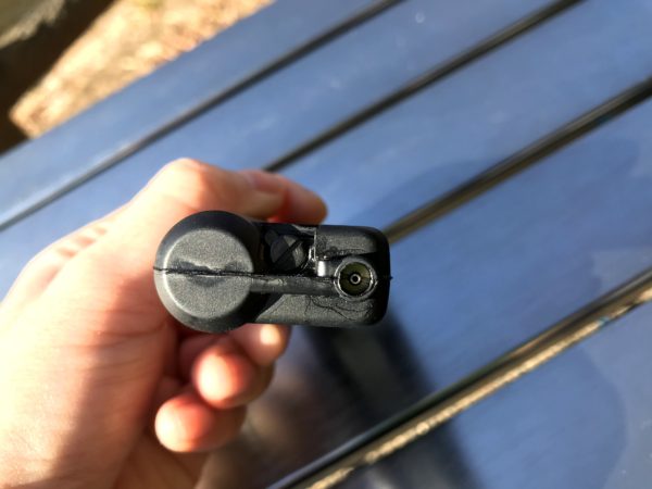 SOTOのガストーチはおしりの部分からガスボンベを指してガスを補充する