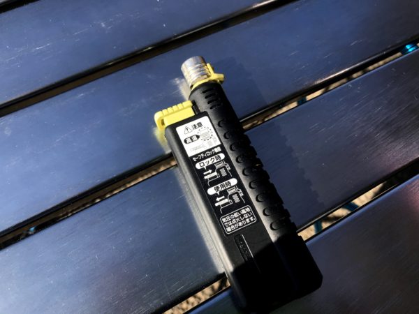 SOTOのガストーチはライターより一回り大きいくらいのサイズ。チャッカするボタンはロックが可能